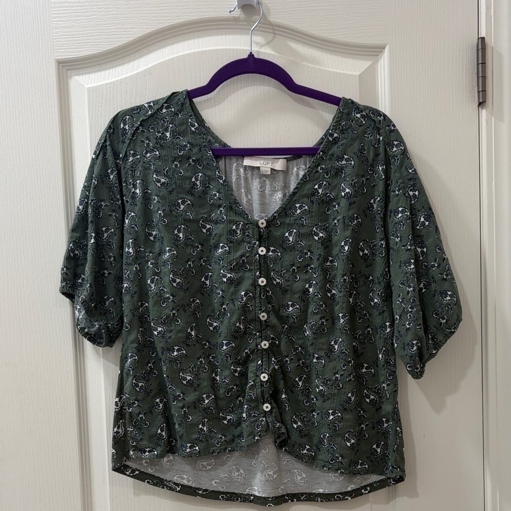 LOFT Green paisley floral Button-Front Women's Top
